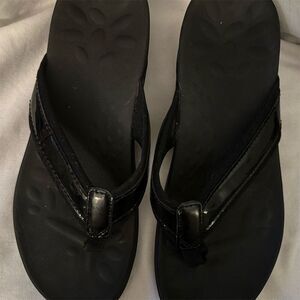 MEGNYA Women's Orthopedic Flip Flops Black Size 8 Arch Support Sandals